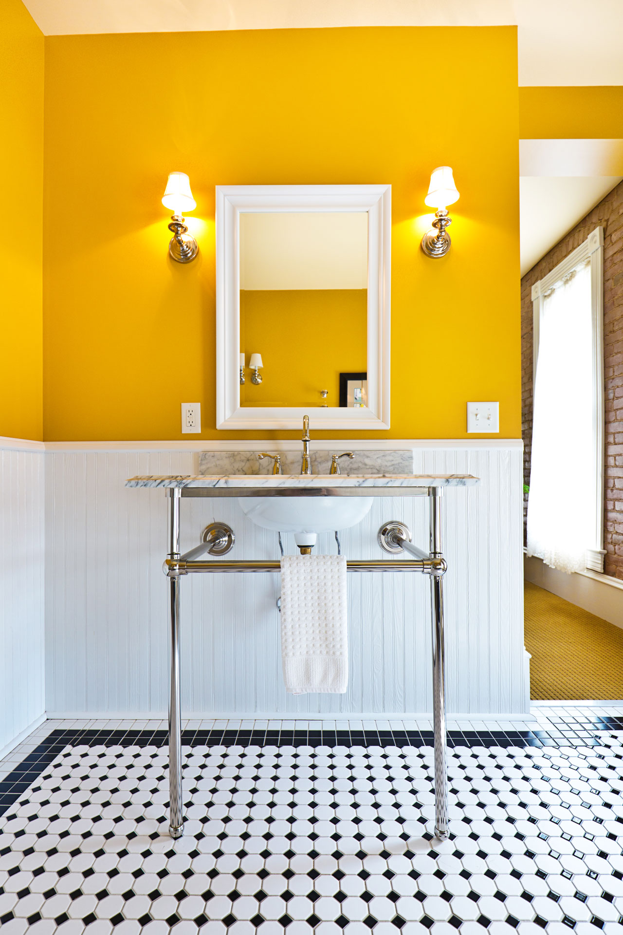 Altbau-Badezimmer mit Farbe